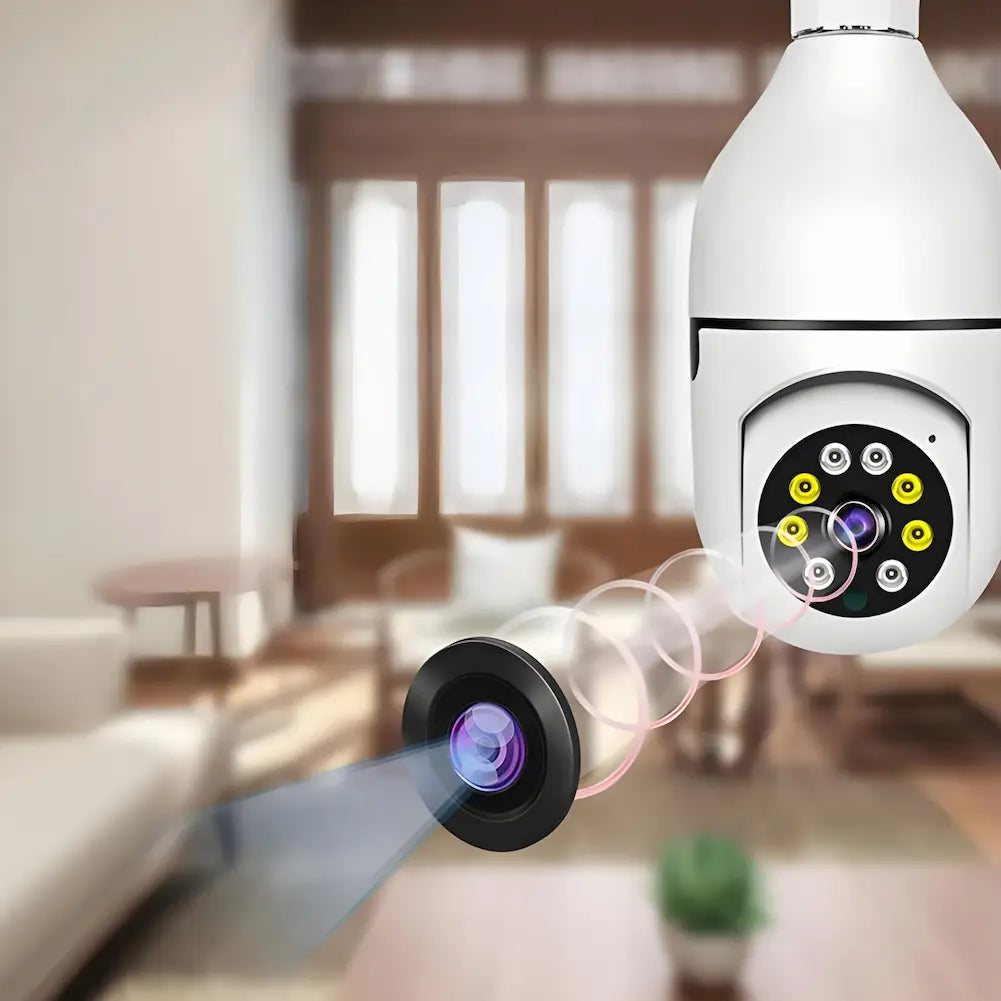 A imagem mostra uma câmera de segurança em forma de lâmpada instalada no teto de uma sala. Um feixe de luz sai da lente da câmera, destacando sua capacidade de monitoramento e gravação. A sala de estar ao fundo tem janelas grandes e móveis confortáveis, sugerindo um ambiente doméstico.